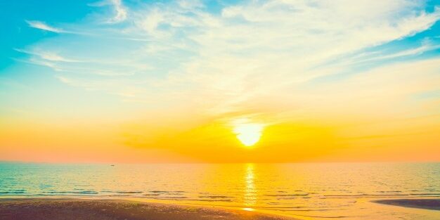 amanecer-paisaje-blanco-color-luz-sol_1203-4456